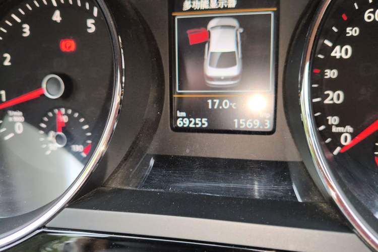 Used Volkswagen Sagitar 2018 280TSI DSG Luxury Model Odometer Close Up
