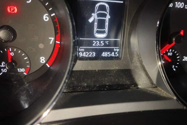 Used Volkswagen Sagitar 2018 280TSI DSG Comfort Model Odometer Close Up