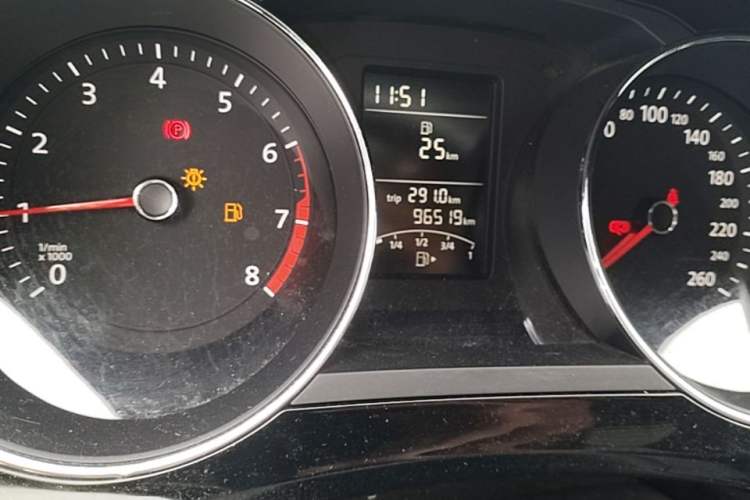 Used Volkswagen Sagitar 2018 1.6L Manual Comfort Model Odometer Close Up