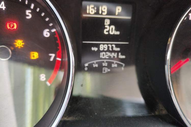 Used Volkswagen Sagitar 2018 1.6L Automatic Comfort Model Odometer Close Up