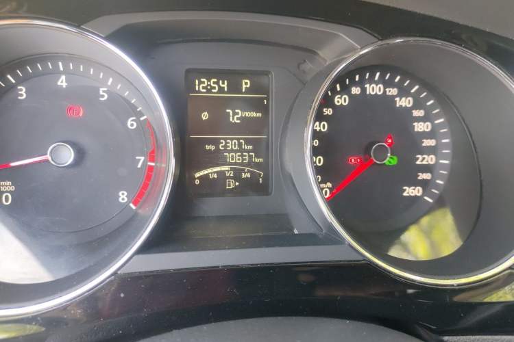 Used Volkswagen Sagitar 2018 1.6L Automatic Comfort Model Odometer Close Up