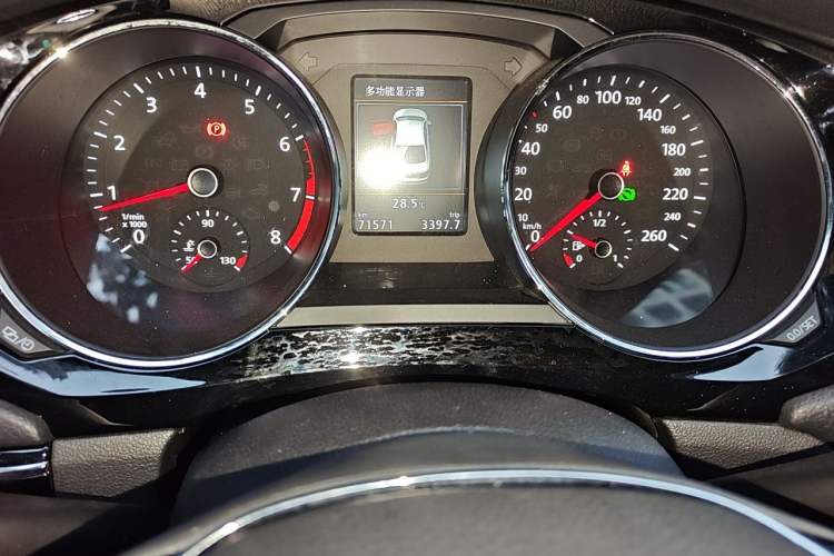 Used Volkswagen Sagitar 2018 280TSI DSG Luxury Model Odometer Close Up
