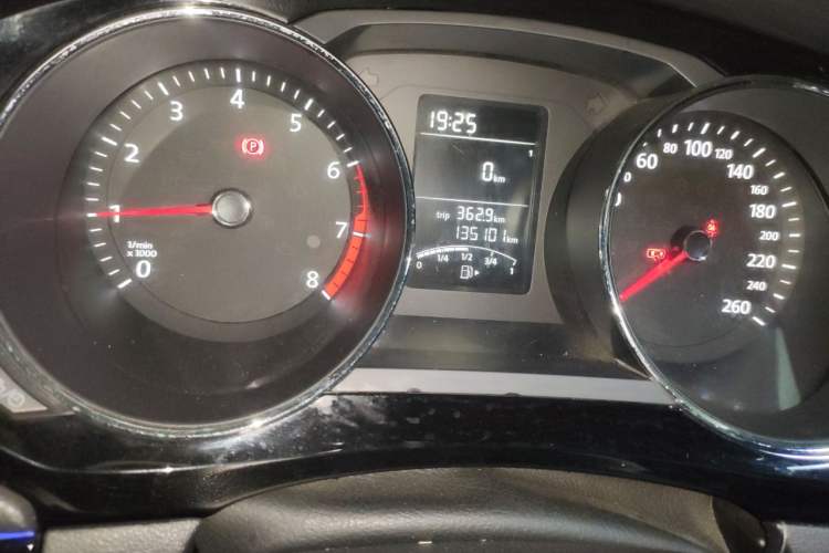 Used Volkswagen Sagitar 2018 1.6L Manual Comfort Model Odometer Close Up