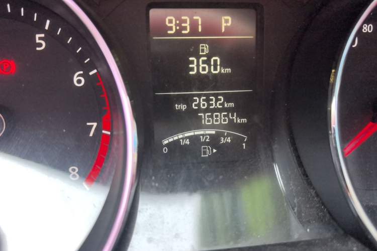 Used Volkswagen Sagitar 2018 1.6L Automatic Comfort Model Odometer Close Up