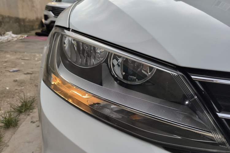 Used Volkswagen Sagitar 2018 1.6L Manual Comfort Model Right Front Headlight