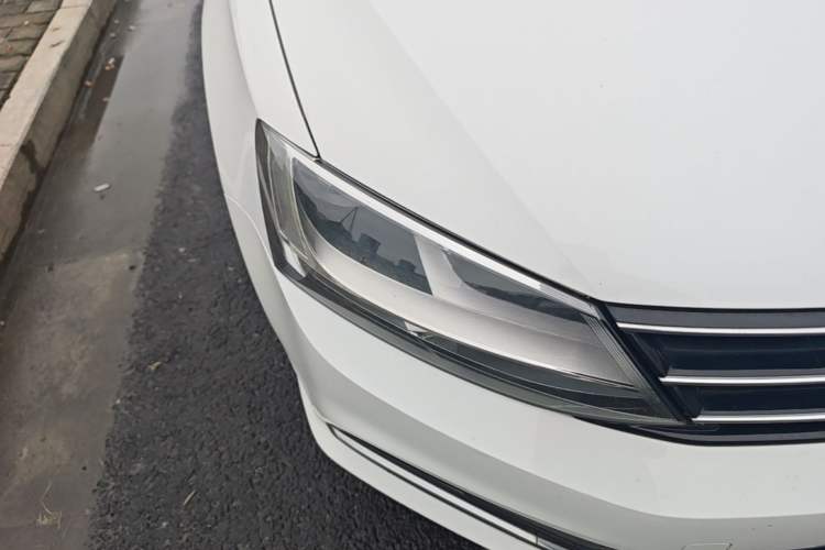 Used Volkswagen Sagitar 2018 1.6L Automatic Comfort Model Right Front Headlight