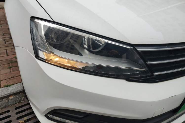 Used Volkswagen Sagitar 2018 1.6L Automatic Comfort Model Right Front Headlight