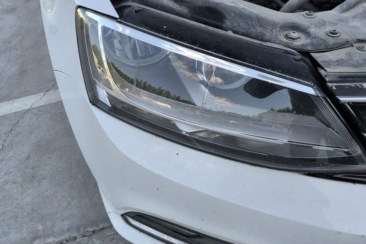 Used Volkswagen Sagitar 2018 1.6L Automatic Comfort Model Right Front Headlight