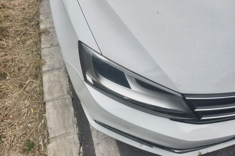 Used Volkswagen Sagitar 2018 1.6L Automatic Comfort Model Right Front Headlight