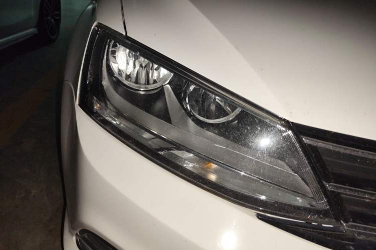 Used Volkswagen Sagitar 2018 1.6L Automatic Comfort Model Right Front Headlight
