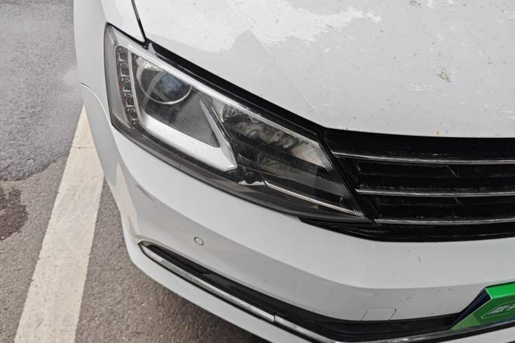 Used Volkswagen Sagitar 2018 280TSI DSG Luxury Model Right Front Headlight