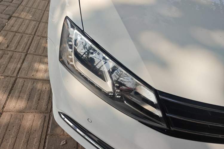 Used Volkswagen Sagitar 2018 280TSI DSG Luxury Model Right Front Headlight