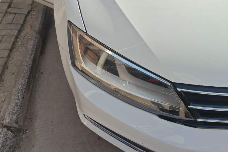 Used Volkswagen Sagitar 2018 1.6L Automatic Comfort Model Right Front Headlight
