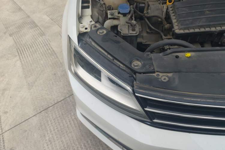 Used Volkswagen Sagitar 2018 1.6L Manual Comfort Model Right Front Headlight
