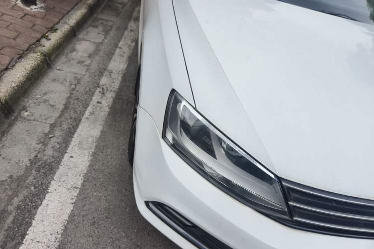 Used Volkswagen Sagitar 2018 1.6L Automatic Comfort Model Right Front Headlight