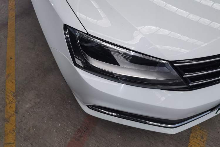 Used Volkswagen Sagitar 2018 1.6L Automatic Comfort Model Right Front Headlight