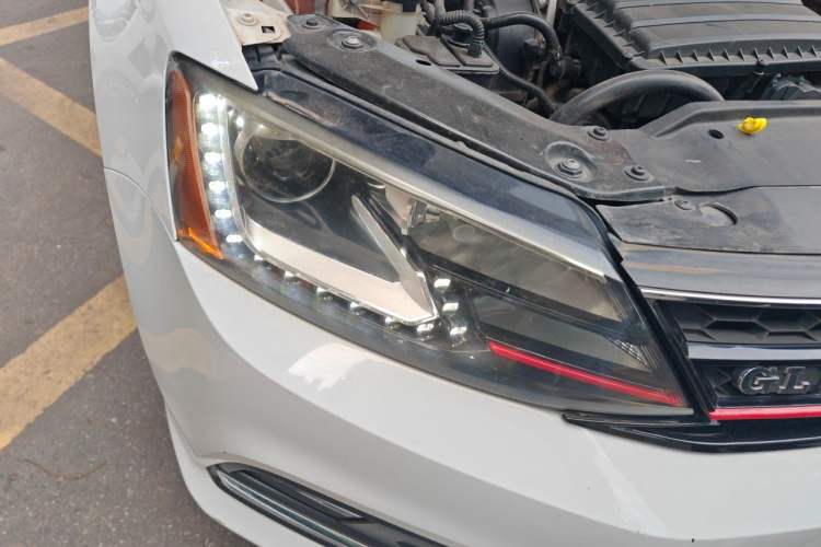 Used Volkswagen Sagitar 2018 1.6L Manual Comfort Model Right Front Headlight