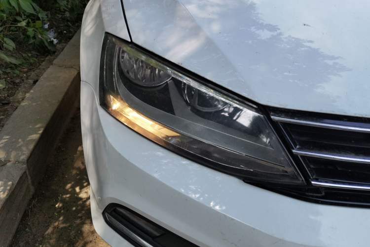 Used Volkswagen Sagitar 2018 1.6L Automatic Comfort Model Right Front Headlight