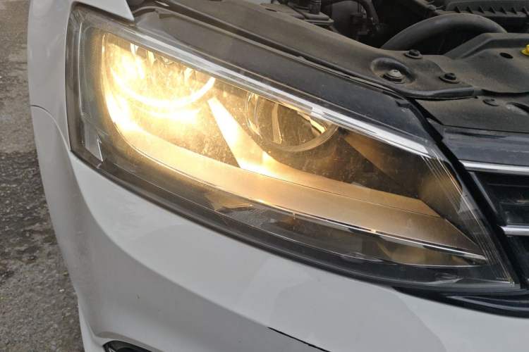 Used Volkswagen Sagitar 2018 1.6L Automatic Comfort Model Right Front Headlight