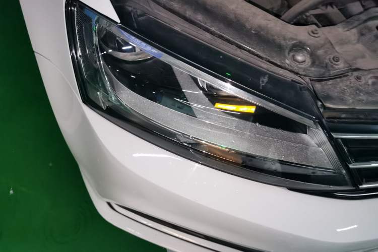 Used Volkswagen Sagitar 2018 1.6L Automatic Fashion Model Right Front Headlight