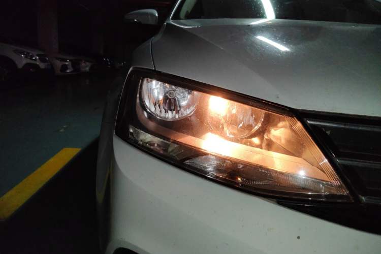 Used Volkswagen Sagitar 2018 1.6L Automatic Comfort Model Right Front Headlight