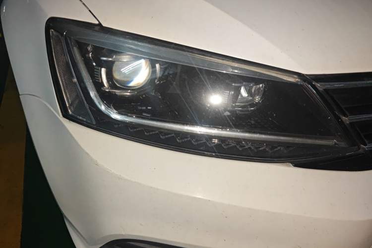 Used Volkswagen Sagitar 2018 280TSI DSG Comfort Model Right Front Headlight