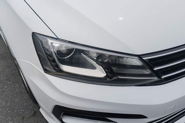 Used Volkswagen Sagitar 2018 280TSI DSG Ignite Edition Right Front Headlight