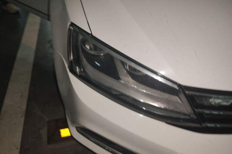 Used Volkswagen Sagitar 2018 1.6L Automatic Comfort Model Right Front Headlight