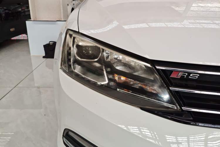 Used Volkswagen Sagitar 2018 1.6L Manual Comfort Model Right Front Headlight