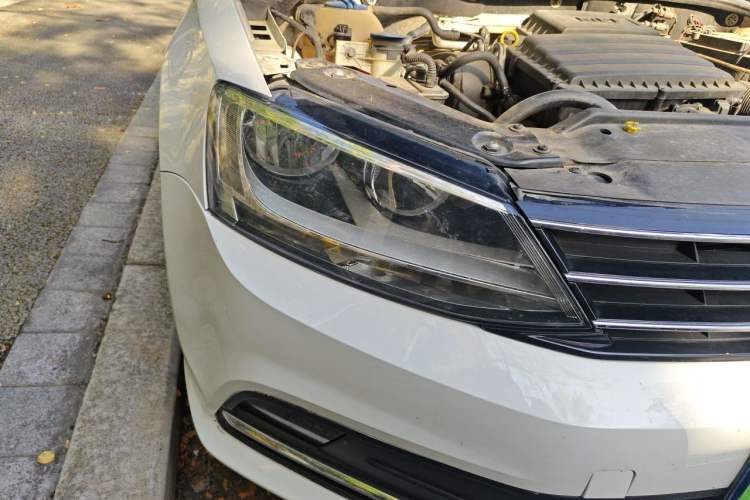 Used Volkswagen Sagitar 2018 1.6L Automatic Comfort Model Right Front Headlight