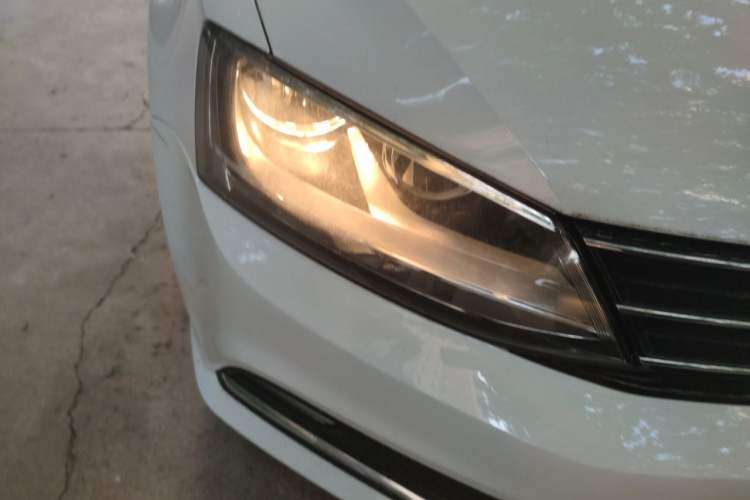 Used Volkswagen Sagitar 2018 1.6L Automatic Comfort Model Right Front Headlight