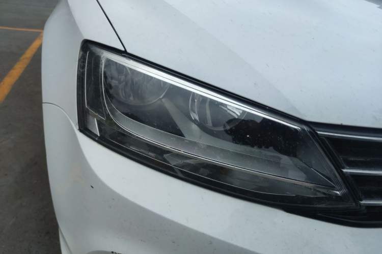 Used Volkswagen Sagitar 2018 1.6L Automatic Comfort Model Right Front Headlight