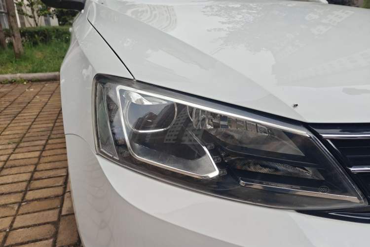 Used Volkswagen Sagitar 2018 1.6L Automatic Comfort Model Right Front Headlight