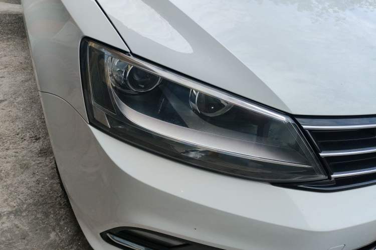 Used Volkswagen Sagitar 2018 1.6L Automatic Comfort Model Right Front Headlight