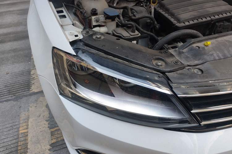 Used Volkswagen Sagitar 2018 1.6L Automatic Comfort Model Right Front Headlight