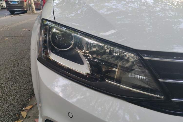 Used Volkswagen Sagitar 2018 280TSI DSG Luxury Model Right Front Headlight