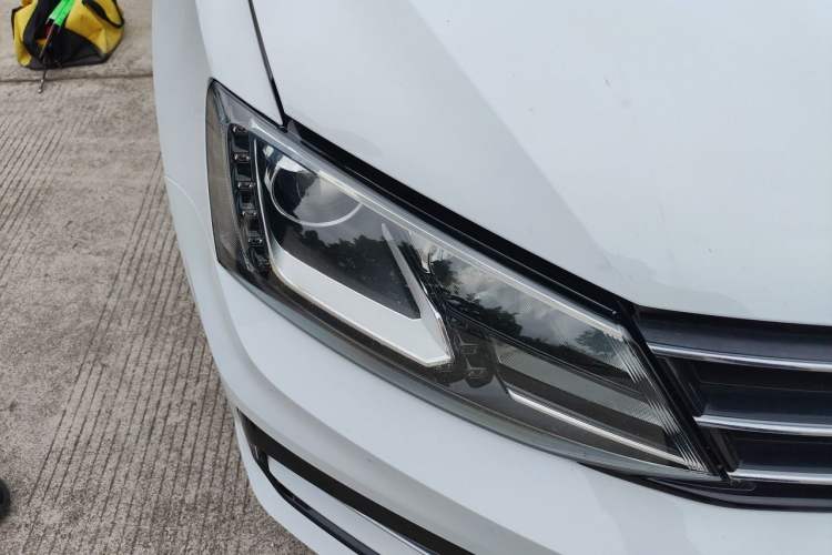 Used Volkswagen Sagitar 2018 280TSI DSG Ignite Edition Right Front Headlight