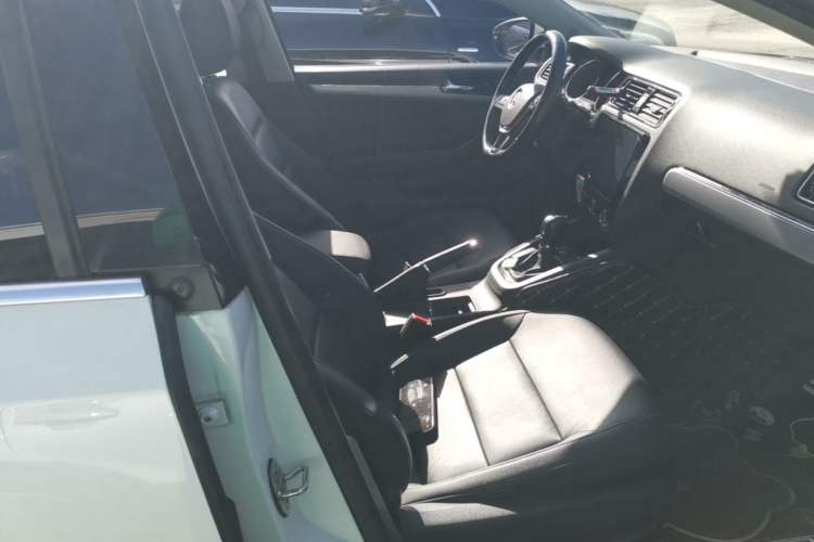 Used Volkswagen Sagitar 2018 1.6L Automatic Comfort Model Right Front Seat