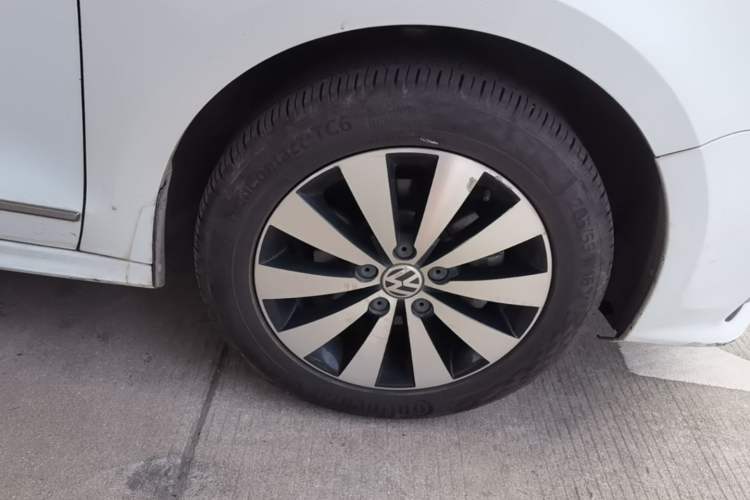 Used Volkswagen Sagitar 2018 1.6L Automatic Comfort Model Right Front Wheel Hub
