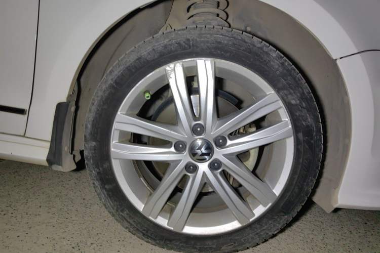Used Volkswagen Sagitar 2018 280TSI DSG Ignite Edition Right Front Wheel Hub