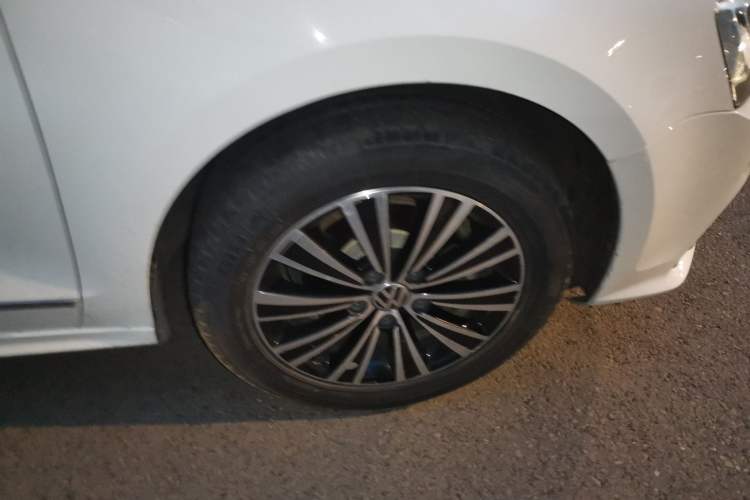 Used Volkswagen Sagitar 2018 1.6L Automatic Comfort Model Right Front Wheel Hub