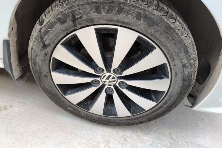 Used Volkswagen Sagitar 2018 1.6L Manual Comfort Model Right Front Wheel Hub
