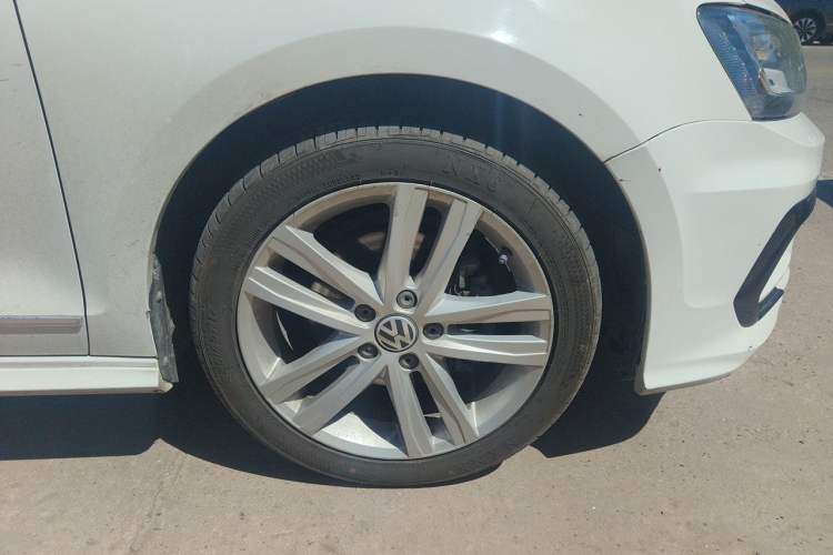 Used Volkswagen Sagitar 2018 280TSI DSG Ignite Edition Right Front Wheel Hub