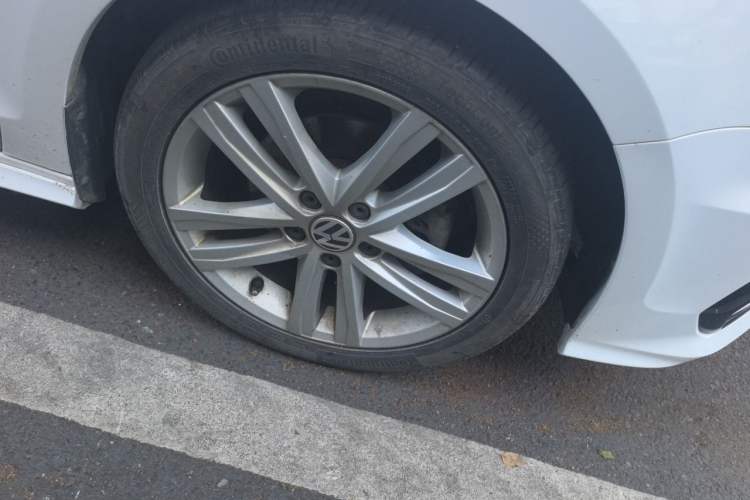 Used Volkswagen Sagitar 2018 280TSI DSG Ignite Edition Right Front Wheel Hub