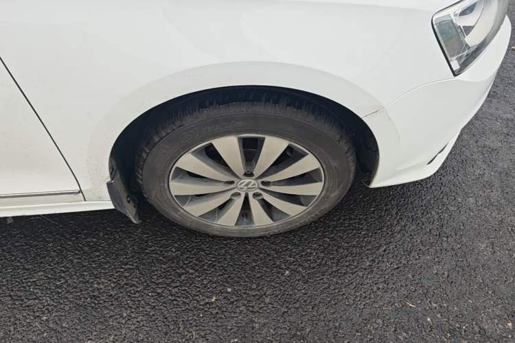 Used Volkswagen Sagitar 2018 1.6L Automatic Comfort Model Right Front Wheel Hub