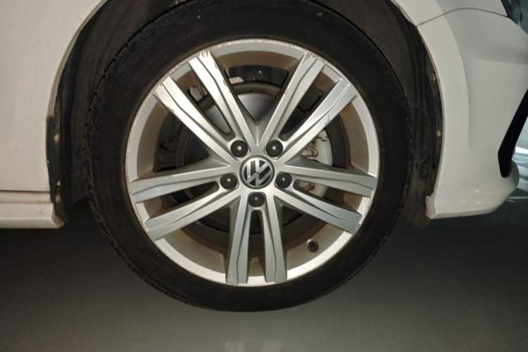 Used Volkswagen Sagitar 2018 280TSI DSG Ignite Edition Right Front Wheel Hub