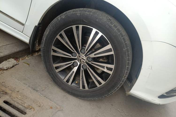 Used Volkswagen Sagitar 2018 1.6L Automatic Comfort Model Right Front Wheel Hub
