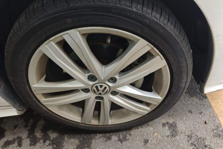 Used Volkswagen Sagitar 2018 280TSI DSG Ignite Edition Right Front Wheel Hub