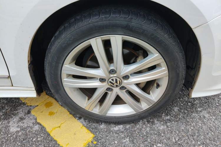Used Volkswagen Sagitar 2018 280TSI DSG Ignite Edition Right Front Wheel Hub