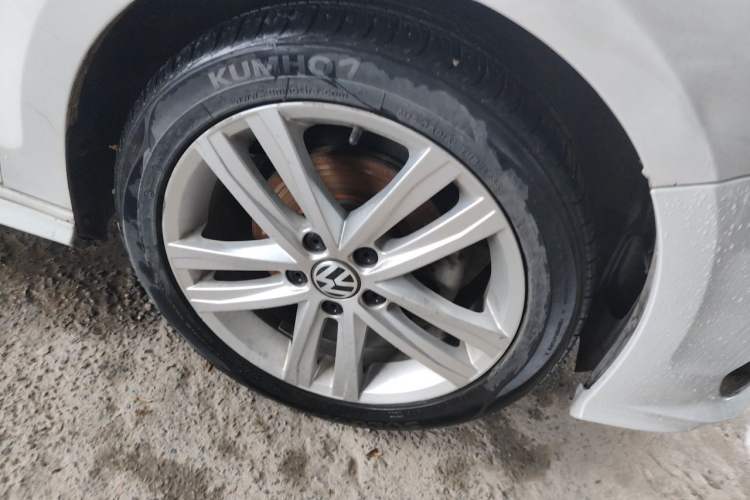 Used Volkswagen Sagitar 2018 280TSI DSG Ignite Edition Right Front Wheel Hub